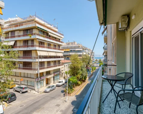 Colourful Apartment near Mikrolimano