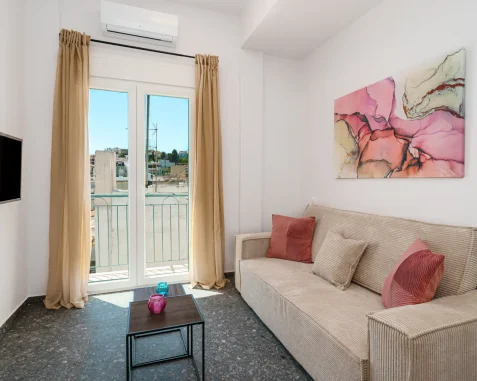 Spacious and Colourful Apartment near Mikrolimano